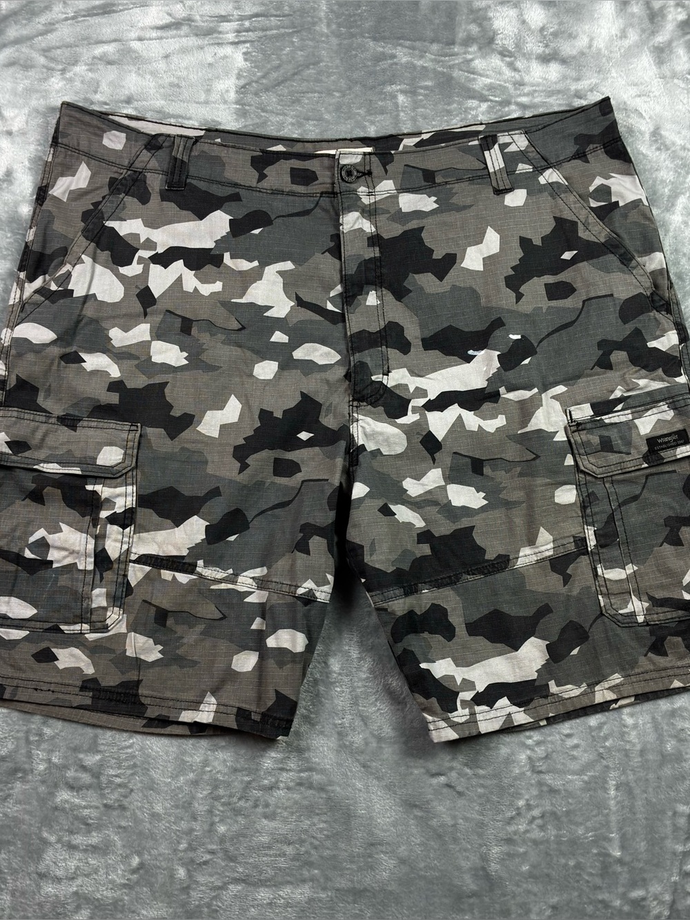 Wrangler Relaxed Fit Gray Camo Ripstop Cargo Shorts Size 42x10 Work Y2K
